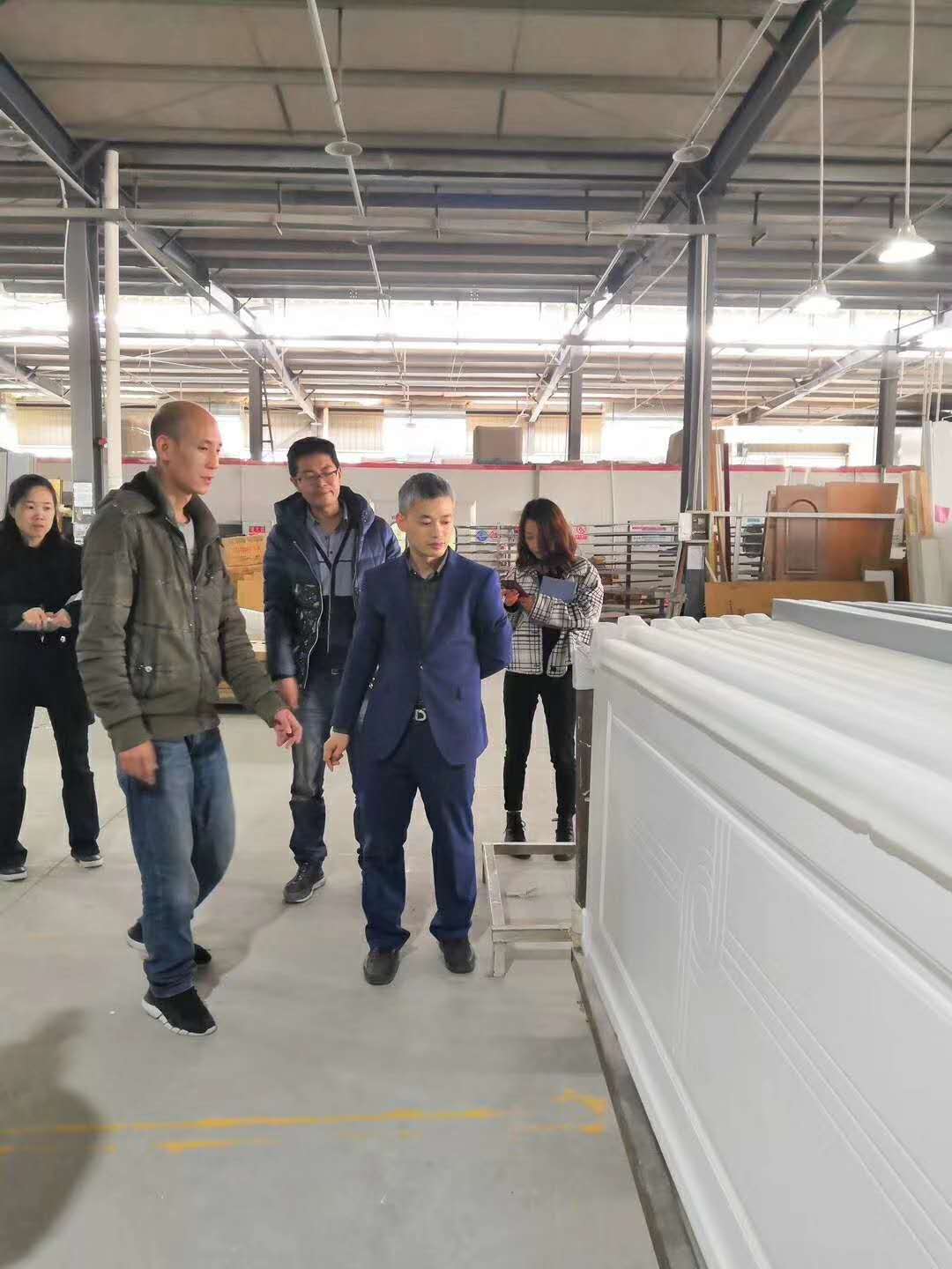 遠方來客考察,重慶鑫順來木門廠家管理人員全程陪同